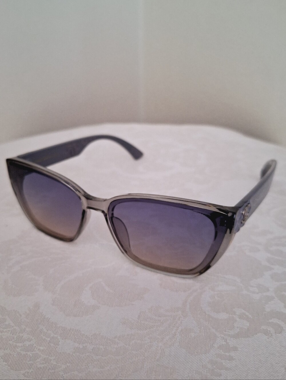 😎 LOGO SUNGLASSES - NWOT